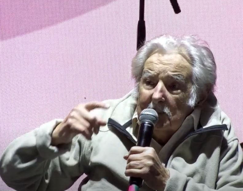 Imagem da noticia Eleição no Uruguai: Pepe Mujica participa de comício e emociona com discurso em tom de despedida 