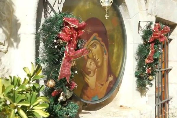 Peregrinos comemoram o nascimento de Jesus na Basílica da Natividade