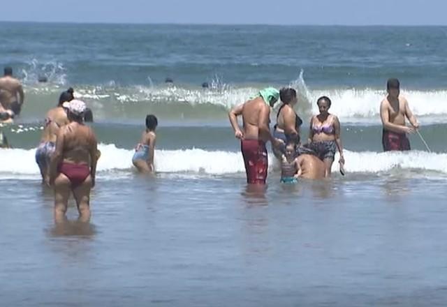 Com Carnaval cancelado, praias do litoral de SP recebem turistas