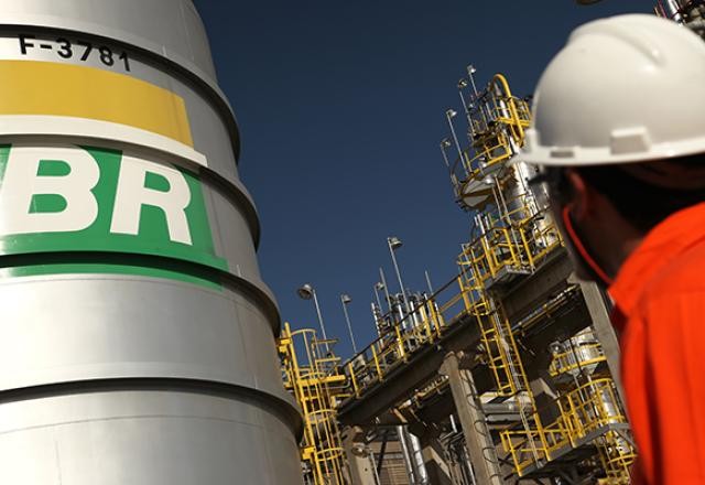 Imagem da noticia Ações da Petrobras fecham em queda de 7,1% após fala de Bolsonaro