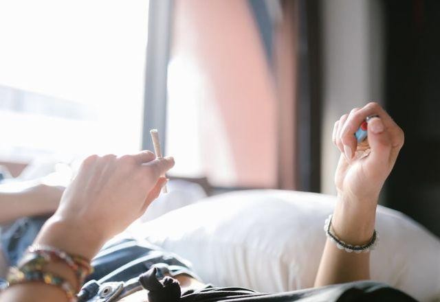 Imagem da noticia STJ: cheiro de maconha permite revista pessoal, mas não busca em residência