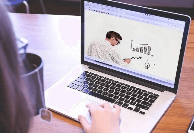 Imagem da noticia EAD: 40% dos universitários brasileiros estão matriculados em cidades sem cursos presenciais 