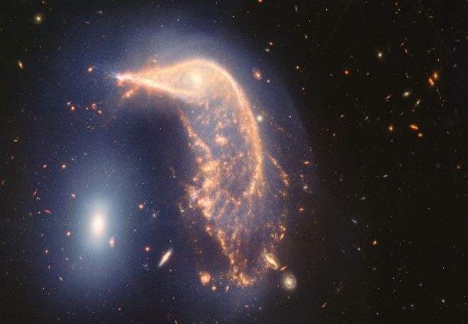 Nasa captura foto de fusão de galáxias que lembram pinguim e ovo
