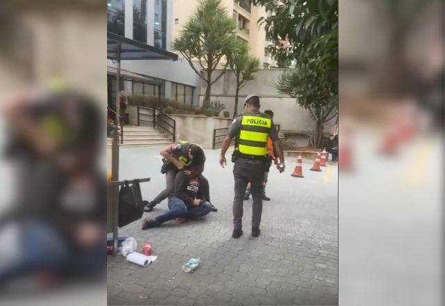 Imagem da noticia Vídeo: PM dá mata-leão e pipoqueiro desmaia durante abordagem em São Paulo