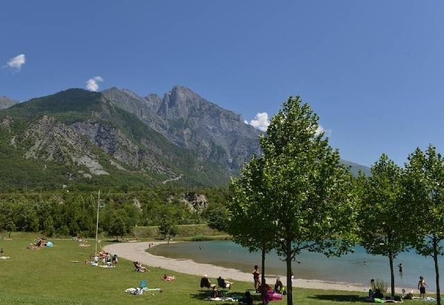 Piscinão dos alpes: neve derrete e forma lago na França