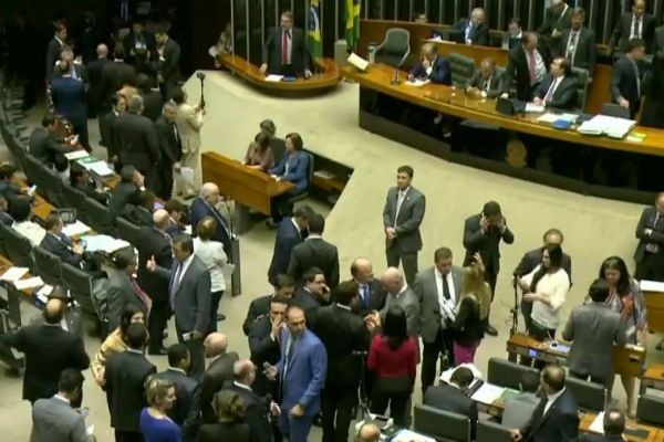 Planalto diz que não vai tolerar traições em votação na Câmara