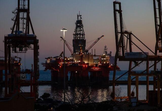 Imagem da noticia Preço do petróleo dispara após anúncio de cortes da Opep+