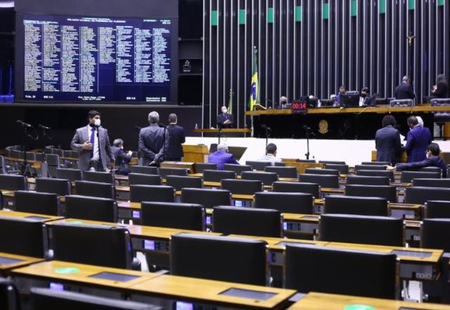 Imagem da noticia Deputados aprovam mudança no orçamento para viabilizar novo Bolsa Família