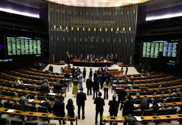 Imagem da noticia Câmara aprova PEC que cria benefícios em ano eleitoral