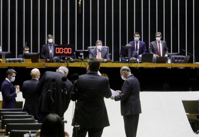 Imagem da noticia Câmara adia votação de PEC que blinda parlamentares de prisão