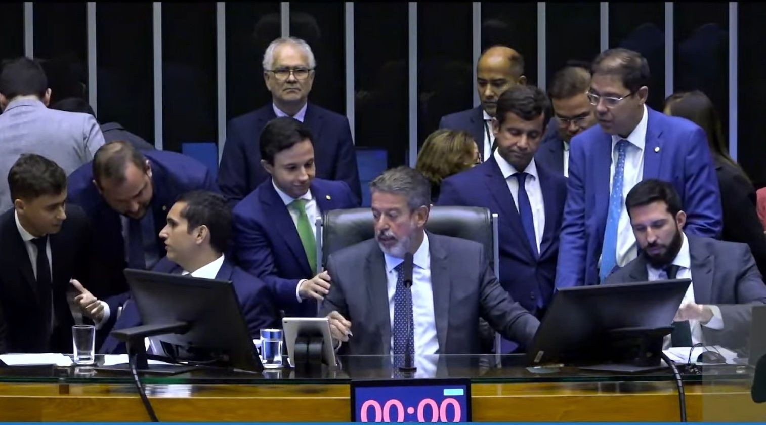 Imagem da noticia Câmara torna urgente projeto que permite suspensão de deputados por quebra de decoro