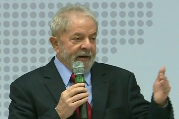 Polícia Federal pede a transferência de Lula da Superintendência