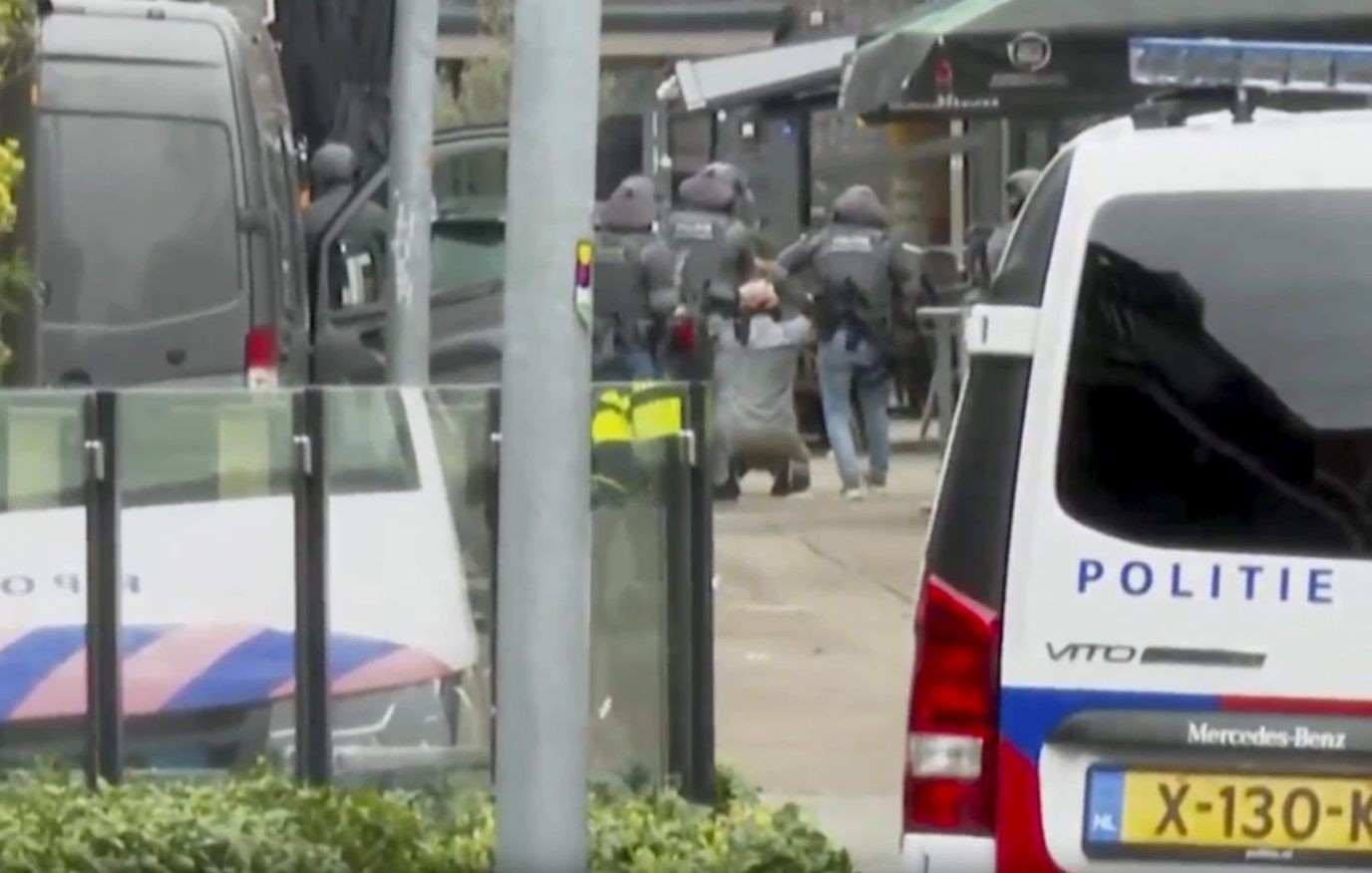 Imagem da noticia Polícia prende homem que fazia reféns em boate na Holanda 