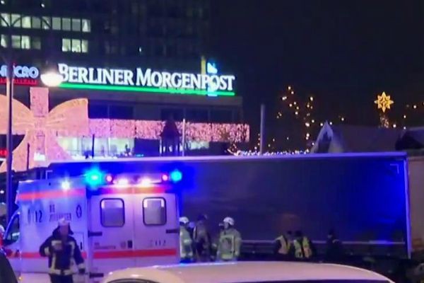 Polícia alemã amplia caçada ao suspeito do atentado que matou 12 pessoas em Berlim