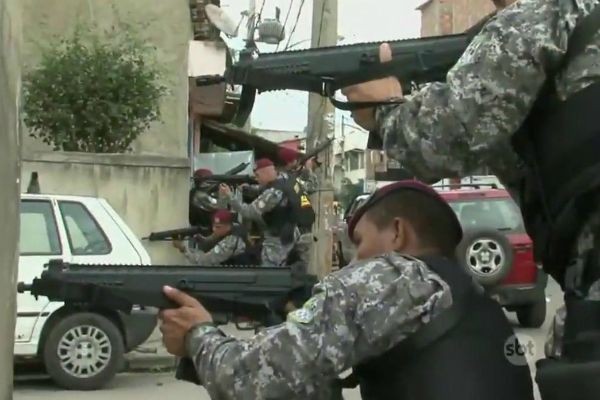 Imagem da noticia Polícia cerca favela para prender bandidos que balearam agentes da Força Nacional