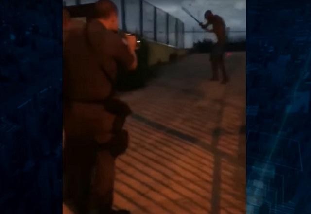 Vídeo: homem com foice é contido por arma taser