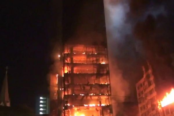 Polícia investiga incêndio no Edifício Prestes Maia no Centro de SP