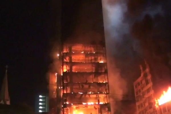 Imagem da noticia Polícia investiga incêndio no Edifício Prestes Maia no Centro de SP