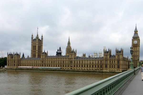 Polícia prende terrorista que atacou prédio do Parlamento britânico