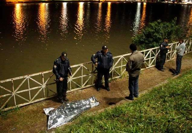 Imagem da noticia Polícia quer saber se morador de rua que morreu afogado entrou em lago por dez reais