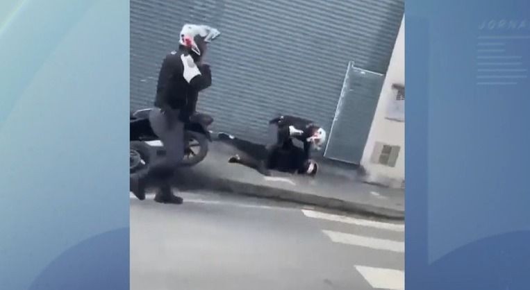 Vídeo: Policiais são filmados agredindo motociclista em São Paulo