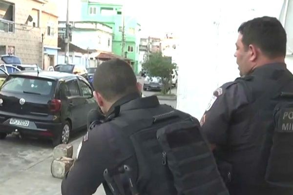 Policiais da UPP de Manguinhos ficam encurralados durante ataque de traficantes