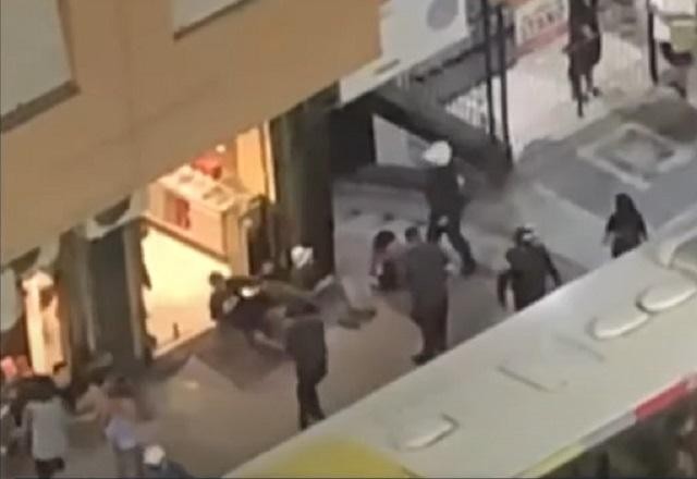 Policiais agridem e obrigam passageiros a descer de ônibus no RJ