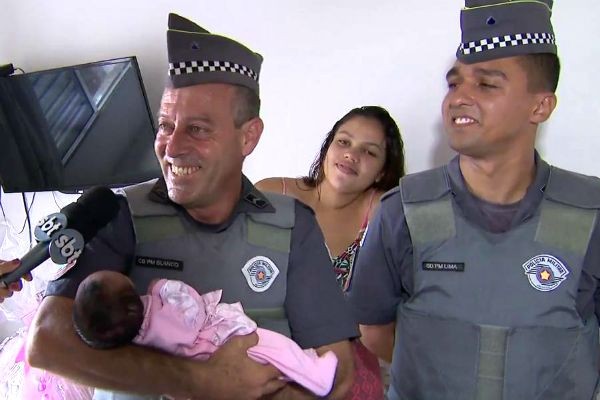 Policiais reencontram bebê que nasceu em viatura da PM