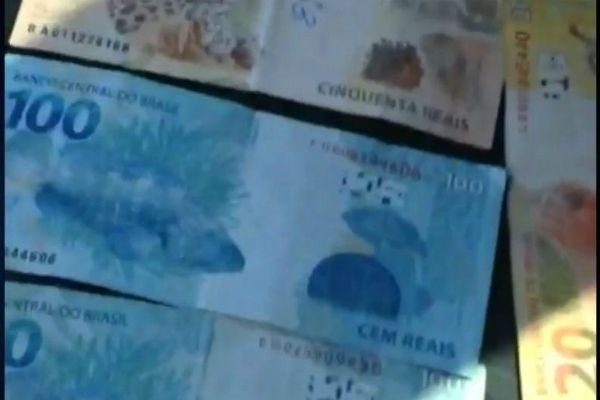 Imagem da noticia Policiais rodoviários são presos por extorsão