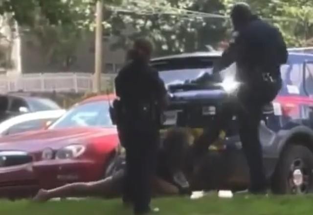 Vídeo: policial dos Estados Unidos chuta cabeça de mulher já rendida