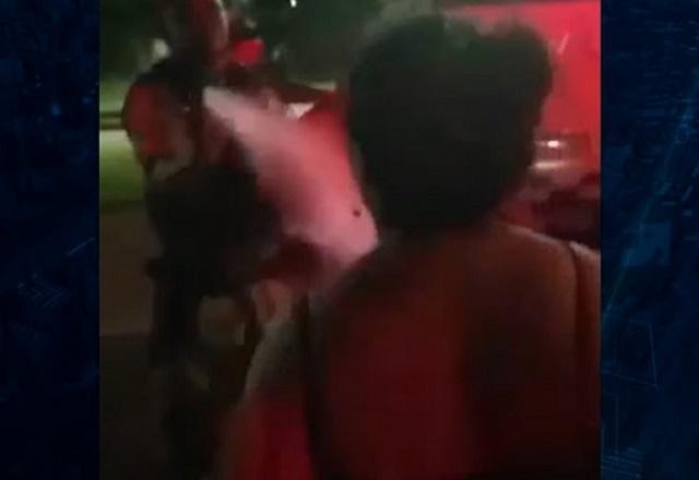 Mulher tenta impedir ação policial e é agredida com soco e spray