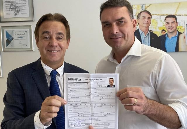 Flávio Bolsonaro anuncia filiação ao Patriota