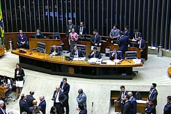 Políticos têm um mês para renunciar aos mandatos e disputar eleições