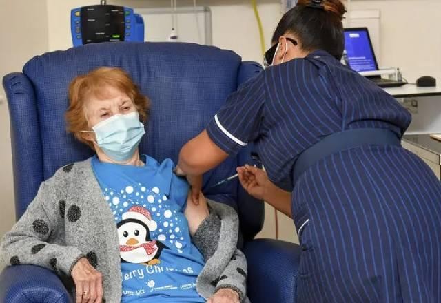 Imagem da noticia Uma avó de 90 anos é a primeira a ser vacinada no Reino Unido e no mundo