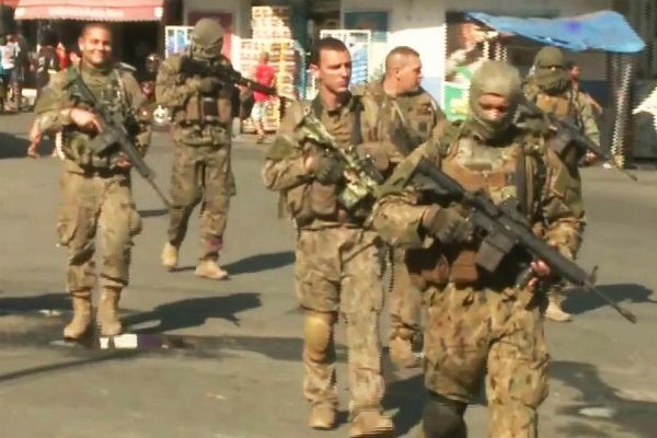 Imagem da noticia População fica em meio a tiroteio no Complexo da Penha