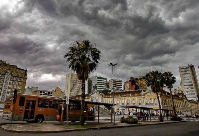 Previsão: ciclone se aproxima e intensifica temporal na região Sul