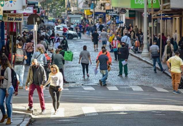 Porto Alegre retrocede para bandeira vermelha e volta a fechar comércio