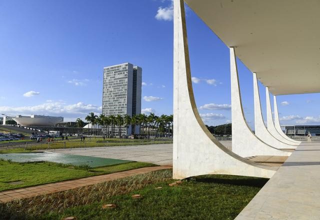 Semana tem retomada dos trabalhos no Congresso e posse de Zanin no STF