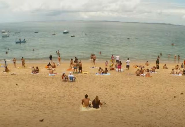 Imagem da noticia Protesto de ambulantes após novas regras da prefeitura esvazia praia de Salvador