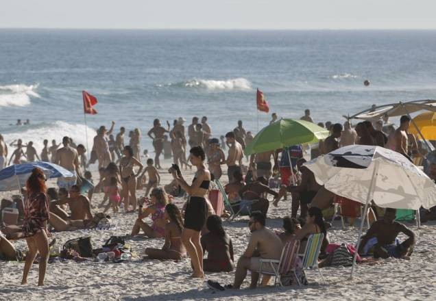 Praias do RJ ficam lotadas mesmo com proibição em meio à pandemia