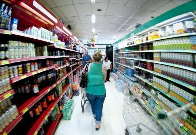 Brasileiros gastaram 19,7% a mais nos supermercados em 2023, diz levantamento
