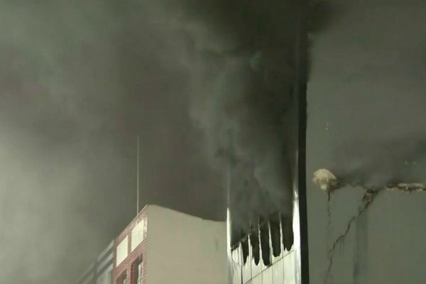 Prédio comercial desaba após pegar fogo no centro de São Paulo