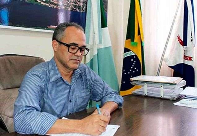 Prefeito assina decreto que pede oração e jejum contra pandemia