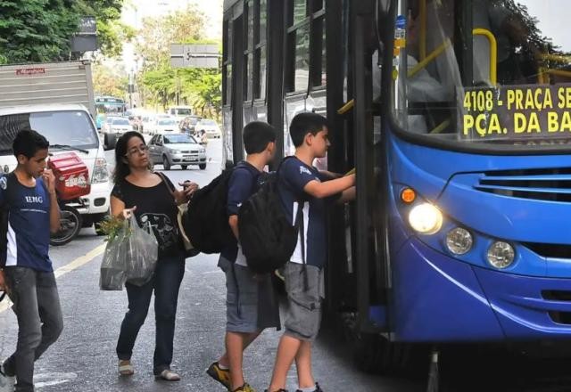 Imagem da noticia Volume de serviços recua 0,6% em outubro, diz IBGE