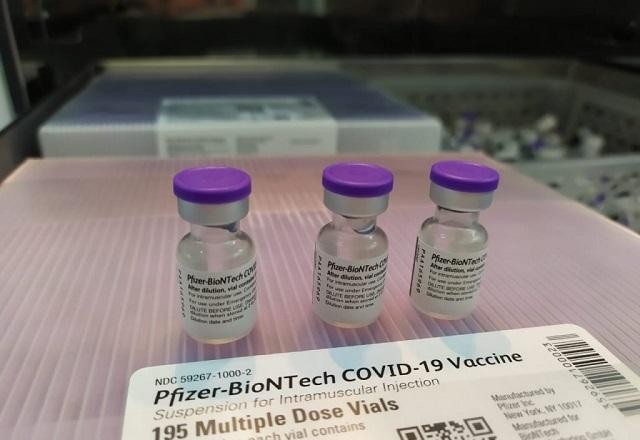 Lote com 936 mil doses da vacina da Pfizer chega ao Brasil