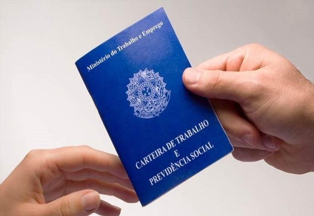 Imagem da noticia Taxa de desemprego recua para 8,3% e atinge 9 milhões de brasileiros