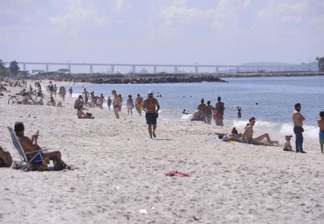 Prefeitura do RJ estuda reservar espaço na praia por aplicativo