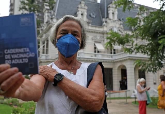 Rio suspende vacinação para idosos com 75 anos