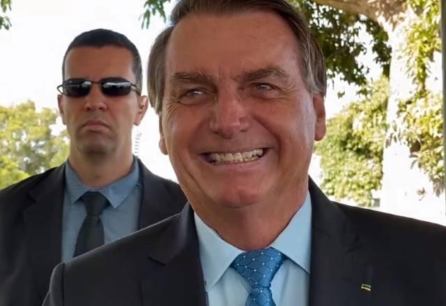"A vacina é do Brasil, não é de nenhum governador", diz Bolsonaro