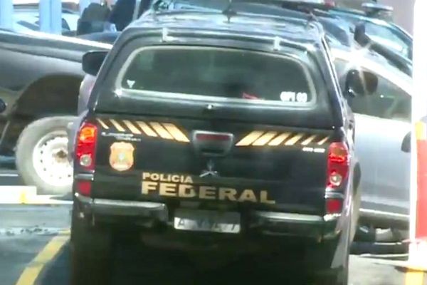 Presidente da Alerj presta depoimento na Polícia Federal